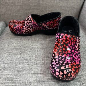 Dansko NEW Limited Edition Tiny Hearts Print Red Pink Black Patent Leather Clog